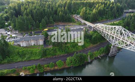 Vue aérienne du pont des dieux dans Cascade Locks, Oregon Banque D'Images