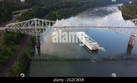 Vue aérienne d'un bateau touristique passant sous le pont des dieux sur le fleuve Columbia à Cascade Locks, Oregon Banque D'Images