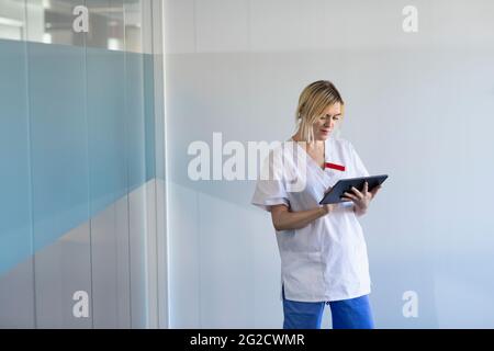 Doctor using digital tablet in hospital Banque D'Images