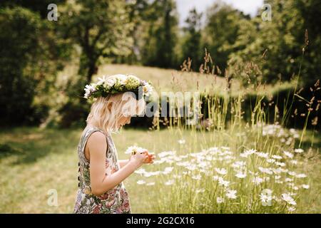 Girl wearing flower wreath Banque D'Images