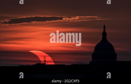 Arlington, États-Unis. 10 juin 2021. Une éclipse solaire partielle est vue à partir d'Arlington, Virginie, le jeudi 10 juin 2021. L'éclipse solaire annulaire ou « anneau de feu » n'est visible que par certaines personnes au Groenland, dans le nord de la Russie et au Canada. Photo par Bill Ingalls/NASA/UPI crédit: UPI/Alay Live News Banque D'Images