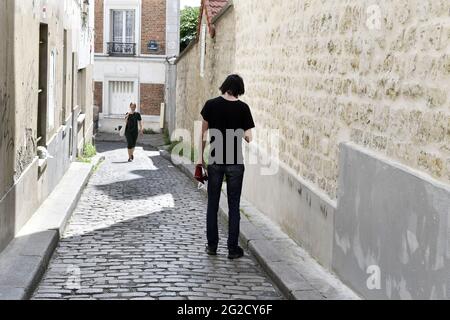une ruelle en impasse pavée de briques avec des maisons en briques et des murs en pierre qui semble être la Villa Léandre à Montmartre, Paris Banque D'Images