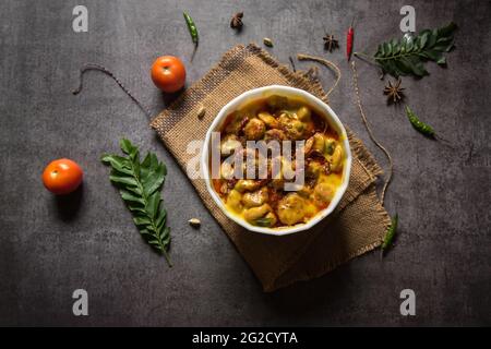 Kadhi ou karhi est un plat originaire du Rajasthan, en Inde. Fait de sauce épaisse à base de farine de gramme, et contient des beignets de légumes appelés pakoras. Banque D'Images