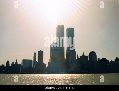 Le World Trade Centre de New York vu sur cette photo prise de l'eau en 1992 Banque D'Images