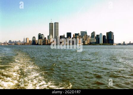 Le World Trade Centre de New York vu sur cette photo de l'eau prise en 1992 Banque D'Images