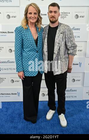 Helen Hunt et Rafael Casal assistent à la première soirée d'ouverture « In the Heights » lors du festival Tribeca 2021 à la batterie le 09 juin 2021 à New Banque D'Images