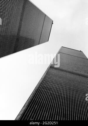 Le World Trade Centre de New York vu depuis le sol dans cette photo en noir et blanc prise en 1992 Banque D'Images