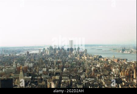 Le World Trade Center de New York vu de l'Empire State Building dans cette photo prise en 1992 Banque D'Images