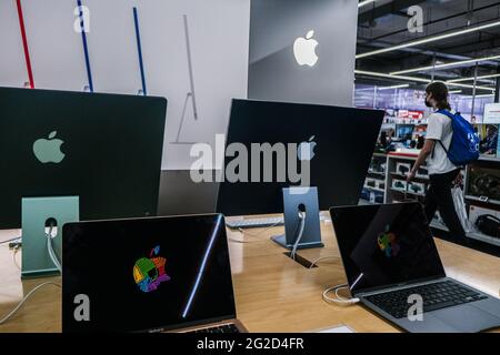 Cracovie, Pologne. 10 juin 2021. Les produits Apple sont en vente dans un centre commercial. (Photo par Omar marques/SOPA Images/Sipa USA) crédit: SIPA USA/Alay Live News Banque D'Images