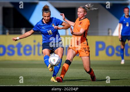 Paolo Mazza Stadium, Ferrara, Italie, 10 juin 2021, Arianna Caruso (Juventus) d'Italie en action contre Jackie Groenen (Manchester United) des pays-Bas pendant le match amical 2021 - Italie femmes vs pays-Bas, match de football amical - photo Ettore Griffoni / LM Banque D'Images