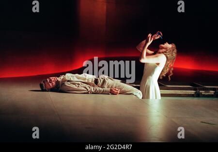 Roméo est mort, Juliet prend du poison: David Tennant (Roméo), Alexandra Gilbreath (Juliet) à ROMÉO ET JULIET par Shakespeare à la Royal Shakespeare Company (RSC), Royal Shakespeare Theatre, Stratford-upon-Avon 05/07/2000 musique: Stephen Warbeck design: Tom Piper éclairage: Chris Davey combats: Terry King mouvement: Liz Ranken réalisateur: Michael Boyd Banque D'Images