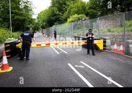 St Ives, Royaume-Uni. 10 juin 2021. La police descend dans la ville avant le 47e Sommet du G7. Des fermetures de routes ont été mises en place à l'extérieur de l'entrée du château de Tregenna, qui accueille le Sommet du G7 de cette année. Credit: Andy Barton/Alay Live News Banque D'Images