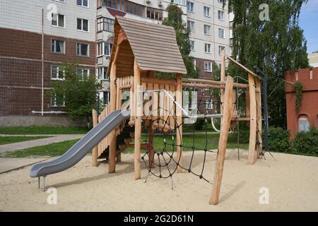 Aire de jeux moderne en rondins pour les enfants Banque D'Images
