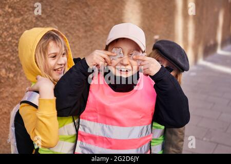 Des enfants heureux regardant l'appareil photo Banque D'Images