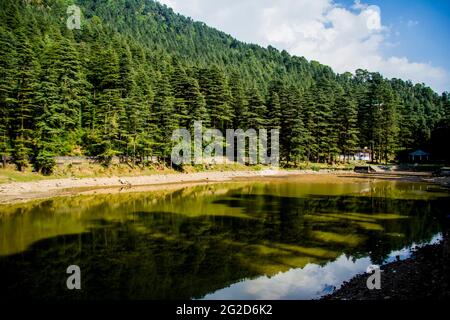 Lac Dal, Dharamshala, avec un peu d'eau Banque D'Images