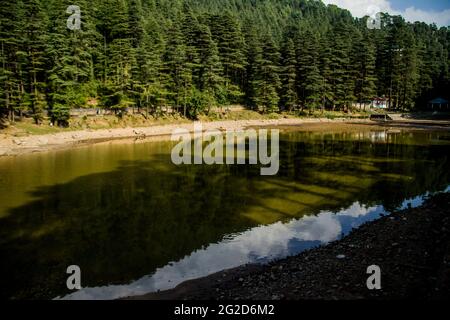 Lac Dal, Dharamshala, avec un peu d'eau Banque D'Images