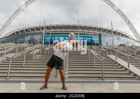 Stade Wembley, Wembley Park, Royaume-Uni. 10 juin 2021. L'ambassadeur de l'euro 2020, Scott sexes, a montré ses talents de footballeur devant le stade Wembley, avant le début du Championnat d'Europe de football de l'UEFA demain. Scott se présentera sur le terrain à tous les matchs de Wembley. Reporté d'un an alors que la pandémie de coronavirus a frappé le monde en 2020, le tournoi commence le 11 juin 2021, le stade Wembley accueillant son premier match, Angleterre contre Croatie, le 13 juin 2021. Amanda Rose/Alamy Live News Banque D'Images