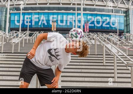 Stade Wembley, Wembley Park, Royaume-Uni. 10 juin 2021. L'ambassadeur de l'euro 2020, Scott sexes, a montré ses talents de footballeur devant le stade Wembley, avant le début du Championnat d'Europe de football de l'UEFA demain. Scott se présentera sur le terrain à tous les matchs de Wembley. Reporté d'un an alors que la pandémie de coronavirus a frappé le monde en 2020, le tournoi commence le 11 juin 2021, le stade Wembley accueillant son premier match, Angleterre contre Croatie, le 13 juin 2021. Amanda Rose/Alamy Live News Banque D'Images