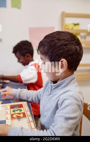 Un petit garçon fait du puzzle en classe Banque D'Images