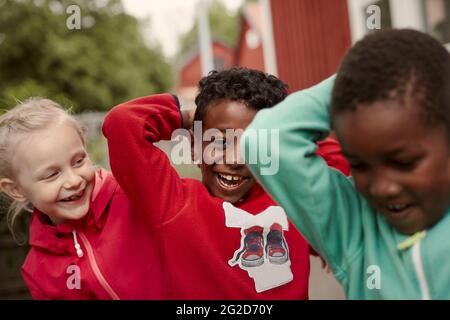 Des enfants heureux jouant ensemble Banque D'Images