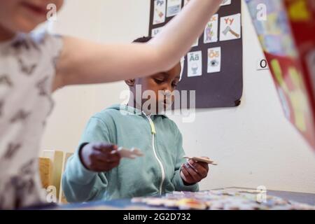 Un petit garçon fait du puzzle en classe Banque D'Images