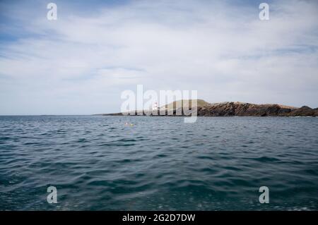 Ynys Enlli / Bardsey Island - vue depuis le bateau, allant du port en direction du sud, passant le phare et arrondissant la pointe sud pour voyager en direction du nord Banque D'Images