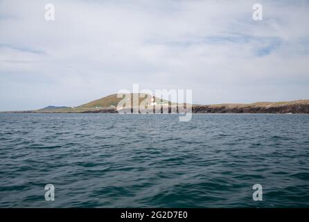 Ynys Enlli / Bardsey Island - vue depuis le bateau, allant du port en direction du sud, passant le phare et arrondissant la pointe sud pour voyager en direction du nord Banque D'Images