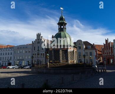 Célèbre fontaine sur l'immense marché de Wismar Banque D'Images