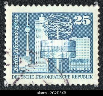 Un timbre-poste montre World Clock, Alexander Square à Berlin, DDR GDR, vers 1974 Banque D'Images