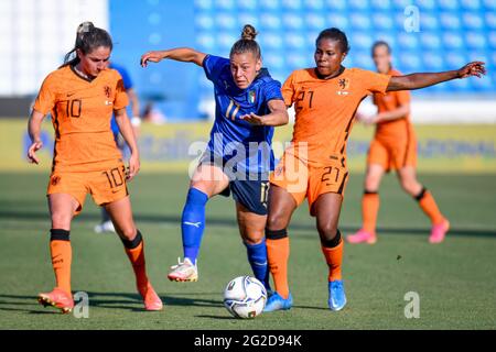 Paolo Mazza Stadium, Ferrara, Italie, 10 juin 2021, Lisa Boattin (Juventus) d'Italie empêchée par Daniëlle van de Donk (Arsenal) des pays-Bas et Lineth Beerensteyn (Bayern Munich) des pays-Bas lors du match amical 2021 - Italie femmes vs pays-Bas, match de football amical - photo Ettore Griffoni / LM Banque D'Images