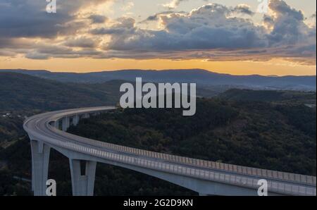 Le Črni Kal Viaduct, Slovénie. Photo de l'autoroute au coucher du soleil. Banque D'Images