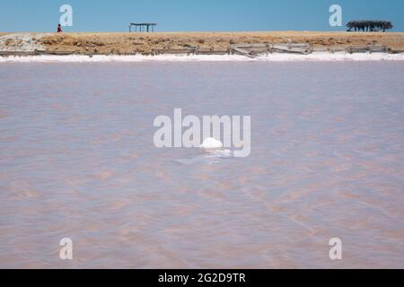 Vue sur Manaure, les plus importantes lamelles de sel maritime de Colombie, avec l'eau rose de Pit Banque D'Images