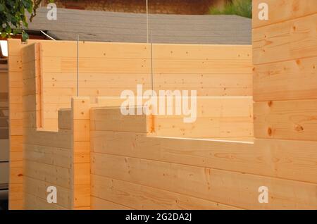 Une maison en bloc préfabriquée en bois (sapin) partiellement construite sur un site de construction domestique. Province d'Udine, Friuli-Venezia Giulia, nord-est de l'Italie Banque D'Images