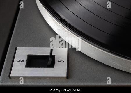 Gros plan du commutateur de rotation de vitesse réglé sur 45 tr/min sur le lecteur d'enregistrement vinyle de platine d'époque Banque D'Images