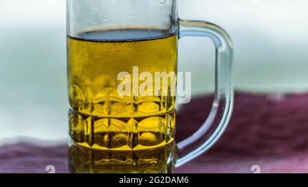 Verre de bière près de la plage Banque D'Images