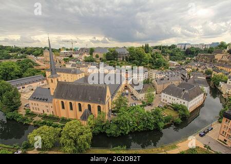 Ancienne ville du centre du Luxembourg, dominée par le château de Larochette en partie en ruines Banque D'Images