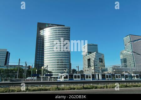 Amsterdam, pays-Bas - 1er juin 2011 : quartier des affaires d'Amsterdam avec immeubles de bureaux à Amsterdam, pays-Bas. Banque D'Images