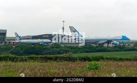 Aéroport de Newquay Cornwall. Les mauvaises conditions météorologiques obligent l'aéroport un et l'avion de soutien à livrer le président Joe Biden à l'aéroport de Newquay. Les plans originaux de relayer le président à partir de Carbis Bay par hélicoptère ont été abandonnés après que les avions Osprey n'ont pas pu quitter la base à Exeter. 10 juin 2021. Crédit : Robert Taylor/Alay Live News Banque D'Images