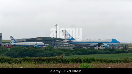 Aéroport de Newquay Cornwall. Les mauvaises conditions météorologiques obligent l'aéroport un et l'avion de soutien à livrer le président Joe Biden à l'aéroport de Newquay. Les plans originaux de relayer le président à partir de Carbis Bay par hélicoptère ont été abandonnés après que les avions Osprey n'ont pas pu quitter la base à Exeter. 10 juin 2021. Crédit : Robert Taylor/Alay Live News Banque D'Images