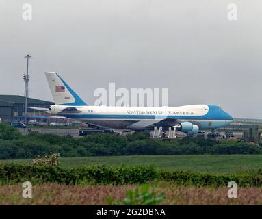 Aéroport de Newquay Cornwall. Les mauvaises conditions météorologiques obligent l'aéroport un et l'avion de soutien à livrer le président Joe Biden à l'aéroport de Newquay. Les plans originaux de relayer le président à partir de Carbis Bay par hélicoptère ont été abandonnés après que les avions Osprey n'ont pas pu quitter la base à Exeter. 10 juin 2021. Crédit : Robert Taylor/Alay Live News Banque D'Images