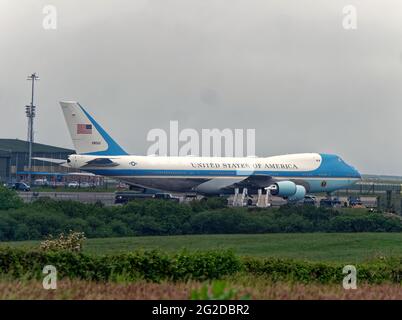 Aéroport de Newquay Cornwall. Les mauvaises conditions météorologiques obligent l'aéroport un et l'avion de soutien à livrer le président Joe Biden à l'aéroport de Newquay. Les plans originaux de relayer le président à partir de Carbis Bay par hélicoptère ont été abandonnés après que les avions Osprey n'ont pas pu quitter la base à Exeter. 10 juin 2021. Crédit : Robert Taylor/Alay Live News Banque D'Images