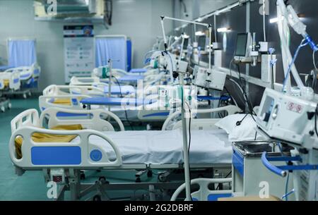 Guwahati, Inde. 10 juin 2021. Le ministre en chef d'Assam, Himanta Biswa Sarma (invisible), inaugure l'hôpital de 300 lits pour traiter les patients atteints du coronavirus COVID-19 au stade Indira Gandhi de Guwahati, Assam, Inde, le jeudi 10 juin 2021. L'hôpital fait par le gouvernement de l'État d'Assam et l'organisme de recherche et de développement pour la défense crédit: David Talukdar/ZUMA Wire/Alamy Live News Banque D'Images