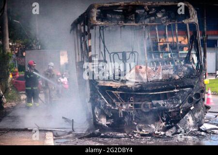 Manaus, Amazonas, Brésil. 10 juin 2021. (INT) bus prend feu après des problèmes mécaniques à Manaus. 10 juin 2021, Manaus, Brésil: Un bus de transport public a pris feu en début de matinée ce jeudi (10), au rond-point entre les quartiers Armando Mendes et Distrito Industrial 2, sur le côté est de Manaus. Les employés et les passagers de la ligne 677, appartenant à Global Green, n'ont pas été blessés. Une surchauffe du moteur a provoqué un accident. Credit: Josemar Antunes/TheNews2 Credit: Josemar Antunes/TheNEWS2/ZUMA Wire/Alay Live News Banque D'Images