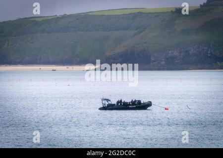 St Ives, Royaume-Uni. 10 juin 2021. La police patrouille la région de la baie de Carbis au cours du sommet du G7.le 47e sommet du G7 se tient à Cornwall, dans le sud-ouest de l'Angleterre. Crédit : SOPA Images Limited/Alamy Live News Banque D'Images