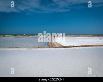 Vue sur Manaure, les plus importantes lamelles de sel maritime de Colombie, avec des fosses de White et Blue Sky Waters en une journée ensoleillée Banque D'Images