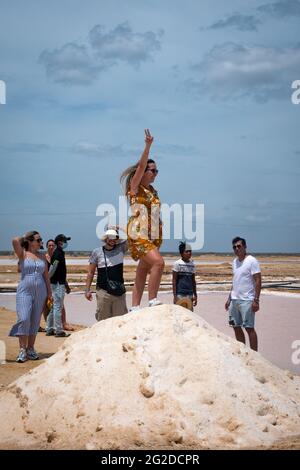 Manaure, la Guajira, Colombie - Mai 29 2021: Jeune femme latine dans les plus importantes salines maritimes du pays, elle se tient dans un Salé Mounta Banque D'Images