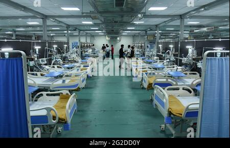 Guwahati, Inde. 10 juin 2021. Le ministre en chef d'Assam, Himanta Biswa Sarma (invisible), inaugure l'hôpital de 300 lits pour traiter les patients atteints du coronavirus COVID-19 au stade Indira Gandhi de Guwahati, Assam, Inde, le jeudi 10 juin 2021. L'hôpital fait par le gouvernement de l'État d'Assam et l'Organisation de recherche et développement pour la défense (DRDO) crédit: David Talukdar/Alay Live News Banque D'Images