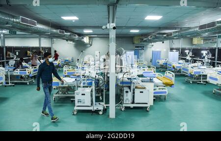 Guwahati, Inde. 10 juin 2021. Le ministre en chef d'Assam, Himanta Biswa Sarma (invisible), inaugure l'hôpital de 300 lits pour traiter les patients atteints du coronavirus COVID-19 au stade Indira Gandhi de Guwahati, Assam, Inde, le jeudi 10 juin 2021. L'hôpital fait par le gouvernement de l'État d'Assam et l'Organisation de recherche et développement pour la défense (DRDO) crédit: David Talukdar/Alay Live News Banque D'Images