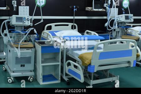 Guwahati, Inde. 10 juin 2021. Le ministre en chef d'Assam, Himanta Biswa Sarma (invisible), inaugure l'hôpital de 300 lits pour traiter les patients atteints du coronavirus COVID-19 au stade Indira Gandhi de Guwahati, Assam, Inde, le jeudi 10 juin 2021. L'hôpital fait par le gouvernement de l'État d'Assam et l'Organisation de recherche et développement pour la défense (DRDO) crédit: David Talukdar/Alay Live News Banque D'Images