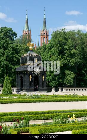 Un belvédère historique décoré de sculptures, sculpture griffon d'or sur le toit dans les jardins du Palais de Branicki, architecture de mansio baroque Banque D'Images